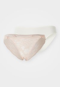 Deux paires de sous-vêtements féminins : une paire en dentelle rose avec un motif floral, et une paire unie blanche. Fabrication en tissu doux et design sans coutures.