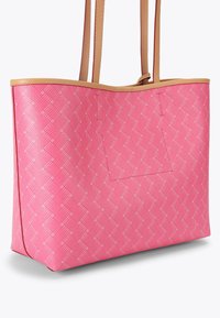 Borsa a tote rosa con un motivo testurizzato, realizzata in un materiale morbido e flessibile, con dettagli in pelle beige e due lunghe spalline.