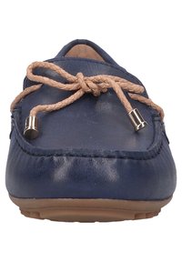 Mocassin en cuir bleu marine avec lacet beige tressé et accents métalliques ; bout arrondi, texture douce et semelle en caoutchouc antidérapante.
