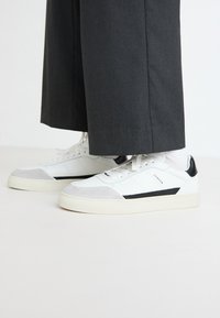 Copenhagen Studios CPH253 X TONI GARRN - Baskets basses - white/grey