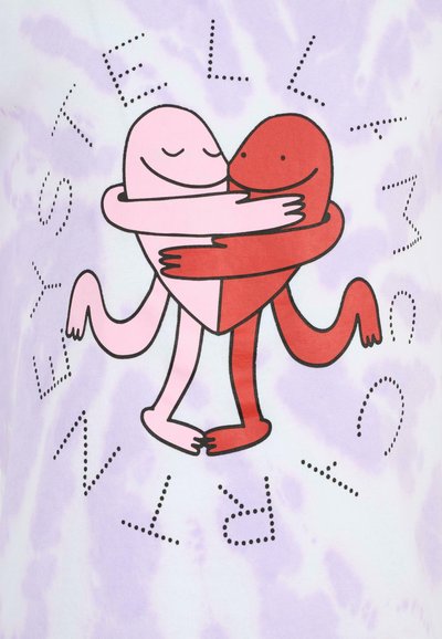 T-shirt in cotone con un motivo tie-dye viola, decorata con un'illustrazione di due figure dei cartoni animati che si abbracciano in rosa e rosso, circondate da testo in carattere puntinato.