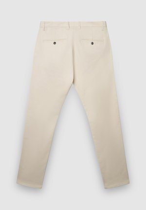 Pantaloni beige con taglio a gamba dritta, realizzati in tessuto liscio, dotati di due tasche posteriori con bottoni neri e vita piatta.