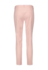 Pantaloni su misura rosa chiaro con una texture liscia, vestibilità slim, due tasche posteriori e una vita a media altezza. Completati da dettagli di cucitura discreti.