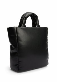 Sorte læder tote taske med en blød, tekstureret overflade, rektangulær form og korte, tykke håndtag. Har et minimalistisk design.