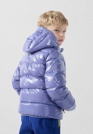 Opgeblazen kinderjack in glanzend lavendel, met capuchon, gestikt ontwerp en subtiele horizontale accenten. Lichtgewicht en warm.
