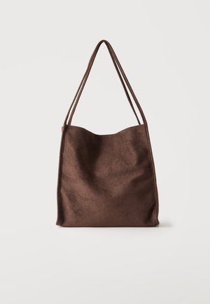 Sac à épaule en daim marron avec doubles fines bretelles, forme rectangulaire simple et texture douce sur un fond clair uni.