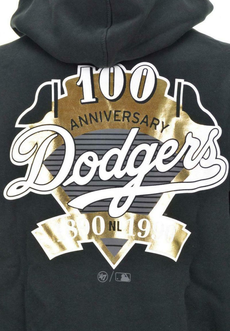 Sudadera negra con un gráfico en dorado y blanco que dice "100 ANIVERSARIO Dodgers" con un diseño vintage de béisbol y la fecha "1860 NL 1990."