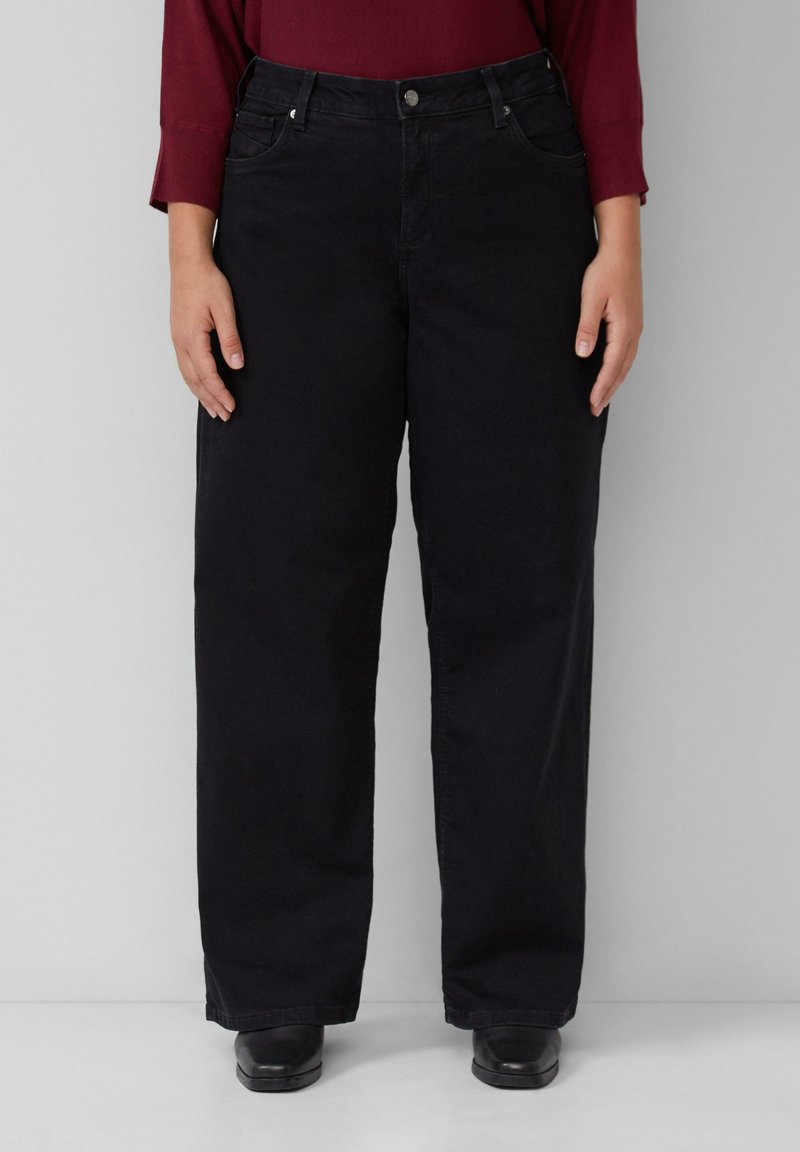 Czarne dżinsy o szerokich nogawkach i wysokim stanie, ozdobione przednimi kieszeniami oraz metalowym zapięciem na guzik. Gładka tekstura, materiał z domieszką bawełny.