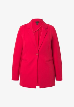 Rode, op maat gemaakte blazer van zachte stof met een enkele knoopsluiting, gespiegelde revers en twee voorkezen. Recht model.