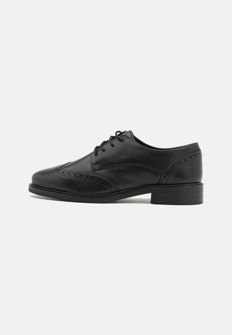 Scarpe da uomo in pelle nera con finitura liscia, dettagli brogue, punta arrotondata e tacco basso. Presentano chiusura con lacci e accenti testurizzati.