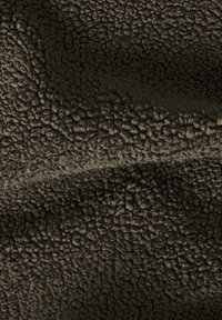 Texturiertes, dunkelbraunes Fleece-Gewebe mit einer weichen, plüschigen Oberfläche, gekennzeichnet durch ein dichtes, kompliziert gemustertes Gewebe.