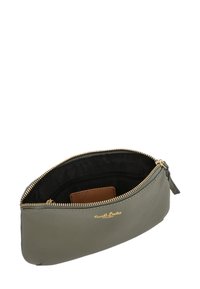 Grijs leren pouch met een gouden rits, met een bruine kaarthouder pocket binnenin. Gladde textuur en ronde vorm.