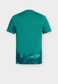 Turkos sportstopp med korta ärmar, enfärgad övre rygg och abstrakt mörkare mönster på nedre delen av ryggen och sidorna, utspridd på vit bakgrund.