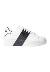Sneaker bianco con una striscia nera opaca lungo il lato, dotato di punta arrotondata, lacci piatti e un logo discreto sul tallone.