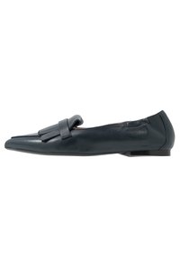 Ballerines en cuir bleu marine avec un bout pointu, un accent à franges et un talon bas. Texture lisse et détails de couture minimalistes.