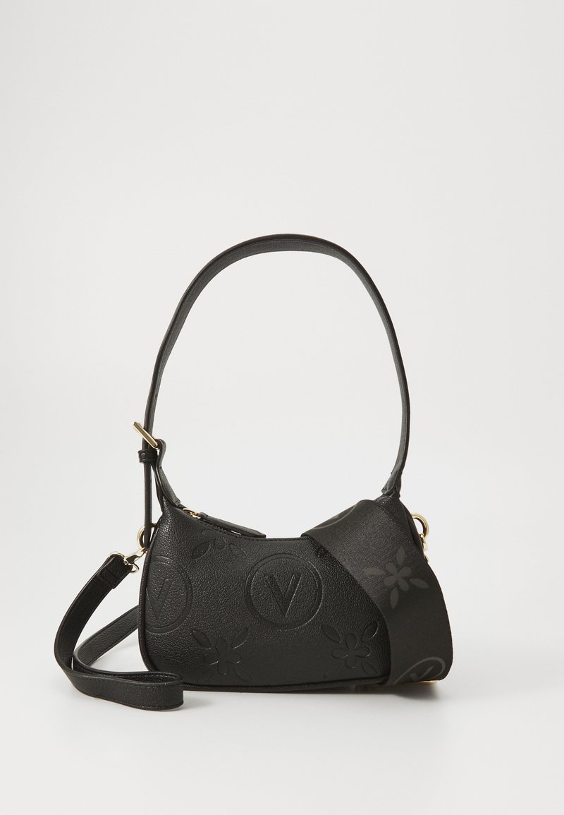 Bolsa de mão de couro preto com padrões florais e de logo em relevo, formato curvado, única alça curta e uma alça longa destacável.