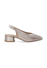 Slingback boty z metalické stříbrné ků�že s výřezovými květinovými vzory, špičaté špičky a nízký blokový podpatek. Hladká textura a nastavitelný pásek.