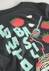Černé bavlněné tričko s barevnými grafikami červených rajčat, česneku, vidličky se špagetami a textem tučnými, světle zelenými písmeny.