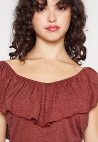 ONLY Petite ONLLIA FRILL - T-shirt estampada - spiced apple
