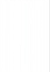 Femeie îmbrăcată casual, folosind un smartphone, stând cu un laptop pe genunchi la o masă de lemn în aer liber.