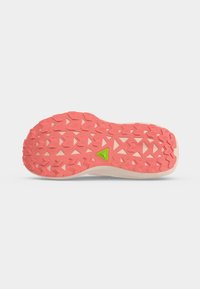 Semelle d'une chaussure de running avec des crampons en caoutchouc rose et un logo triangulaire vert au centre sur un fond beige de la semelle intermédiaire.