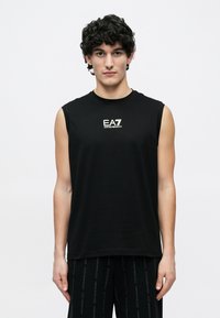 Mustast pehmest kangast varrukateta särk ümarat kraega, esiküljel hõbedase tikandiga EA7 logo.