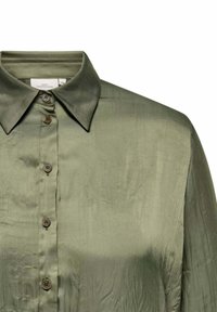 Maglietta verde oliva in satin con colletto a punta, chiusura a cinque bottoni e una leggera lucentezza con una texture liscia.