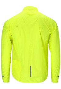 Ljust gul lättviktsjacka tillverkad av ett mjukt tyg, med långa ärmar, hög krage och reflektiva detaljer på ärmsluten och ryggen.