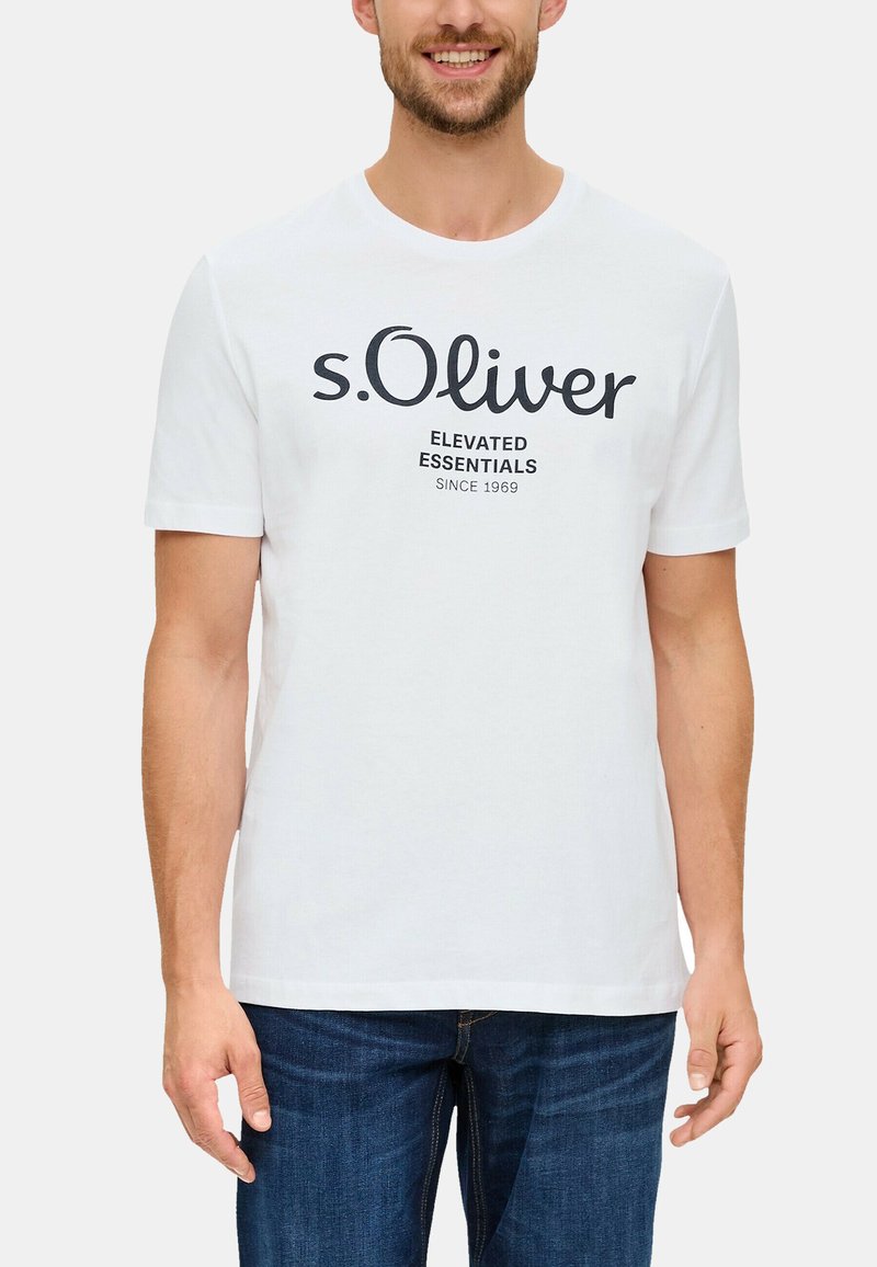 Camiset blanca de algodón con cuello redondo y mangas cortas, que presenta el texto negro "s.Oliver Elevated Essentials Desde 1969" en el frente.