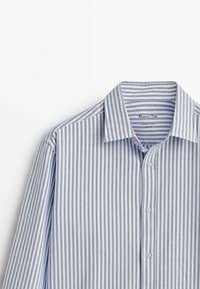 Hellblau-weiß gestreiftes Hemd aus Baumwollstoff, mit einem breiten Kragen, Knopfleiste und langen Ärmeln mit einer glatten Textur.