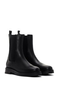 Botas de tobillo de cuero negro con acabado suave, paneles laterales elásticos y acentos de patrón de serpiente negra texturizada en el talón.