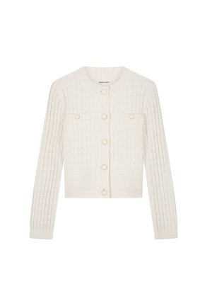 Gebreide witte cardigan met een gestructureerd vierkant patroon, ronde halslijn en knoopsluiting aan de voorkant. Beschikt over twee borstzakken met knoopsluitingen.
