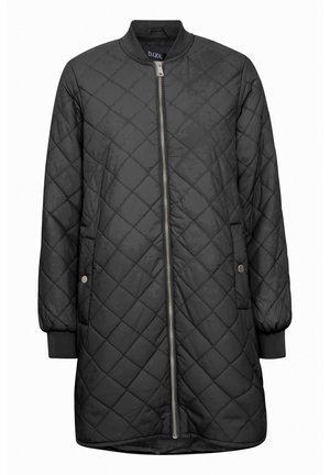 Veste extérieure matelassée noire avec fermeture éclair, col côtelé et poches latérales. Présente une texture lisse et une coupe ajustée.