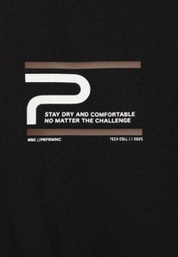 Tessuto nero con una superficie texturizzata. Presenta un testo bianco e marrone che recita: "P" e "RIMANI ASCIUTTO E COMODO IN QUALUNQUE SFIDA."