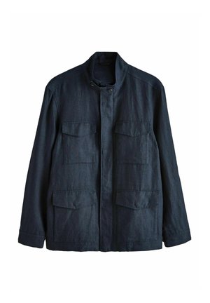 Dunkel marineblaue Reißverschlussjacke mit Stehkragen und vier großen Pattentaschen, aus strukturiertem Stoff gefertigt.