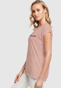 Merchcode FRAUEN HOPE EXTENDED SHOULDER  - Triko s potiskem - duskrose