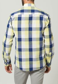 Camicia a maniche lunghe con motivo a scacchi in giallo, navy e grigio, con colletto button-down e maniche con polsini. Tessuto in cotone.