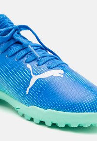 Puma FUTURE 7 PLAY TT JR UNISEX - Fodboldstøvler til kunstgræs - hyperlink blue/mint/white
