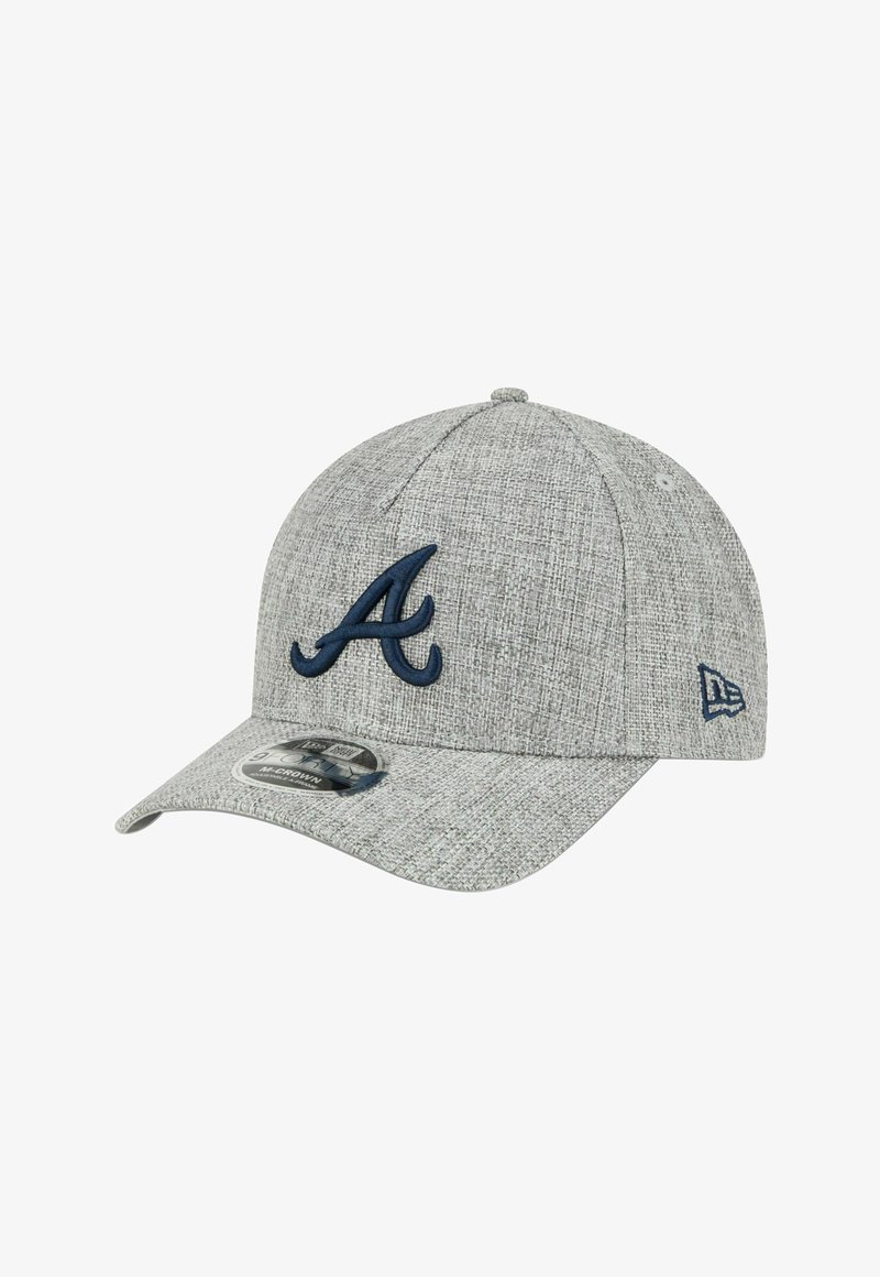 Graue strukturierte Baseballmütze mit navyblauer gestickter "A"-Logos, gebogenem Schild und verstellbarem Riemen. Das Etikett zeigt Größen- und Stilinformationen.