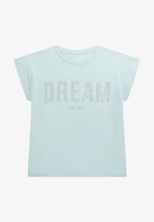 T-shirt di cotone azzurro chiaro con maniche corte arrotolate. Presenta la scritta "HAVE A DREAM" in strass luccicanti, con "GUESS" sottostante in un testo più piccolo.