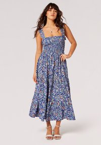 Blaue Blumen-Midi-Kleid mit gerafftem Oberteil und breiten Trägern; ausgestattet mit einem rüschierten Ausschnitt und einem fließenden Rock. Akzentuiert mit orangefarbenen und grünen Mustern.