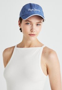 Atlasīts, steel blue