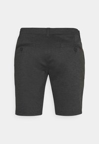 Pantaloni corti grigio scuro con una superficie liscia, dotati di due tasche posteriori con chiusura a bottone e un taglio dritto.