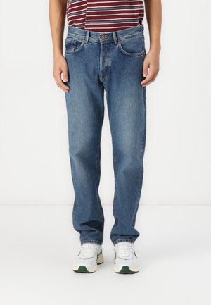 Blaue Denim-Jeans mit geradem Schnitt, fünf Taschen und Knopfverschluss. Der Stoff hat eine leicht ausgebleichte Textur.