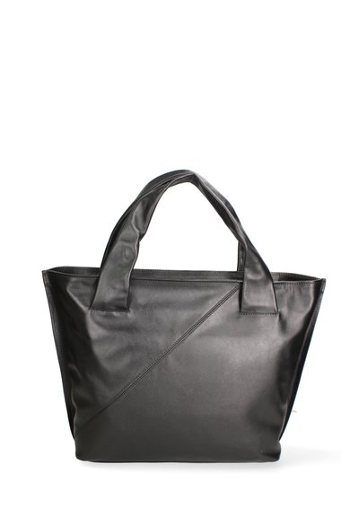 Sac fourre-tout en cuir noir avec deux anses, présentant un détail de couture en diagonale sur le devant et un design structuré. Texture lisse.