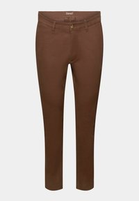 Pantaloni slim-fit marroni con passanti per cintura, chiusura con bottone e vita con marchio, esposti su uno sfondo semplice.