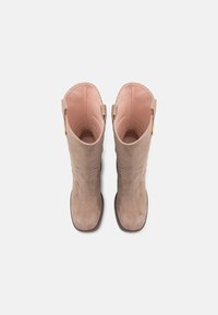 Coccinelle Botas con plataforma - warm taupe