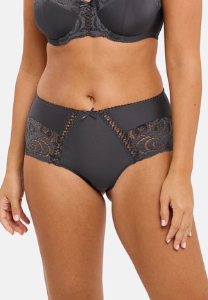 Mujer vistiendo un sujetador gris oscuro con encaje y ropa interior de talle alto a juego, mostrando torso y muslos superiores sobre un fondo neutral.