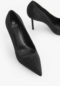Décolleté nere in suede con punta affusolata e design elegante. Presentano una fodera interna liscia e un tacco a stiletto affusolato.