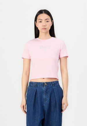 T-shirt cropped rosa in cotone con maniche corte e scollo rotondo, caratterizzato da un delicato design a fiocco al centro.